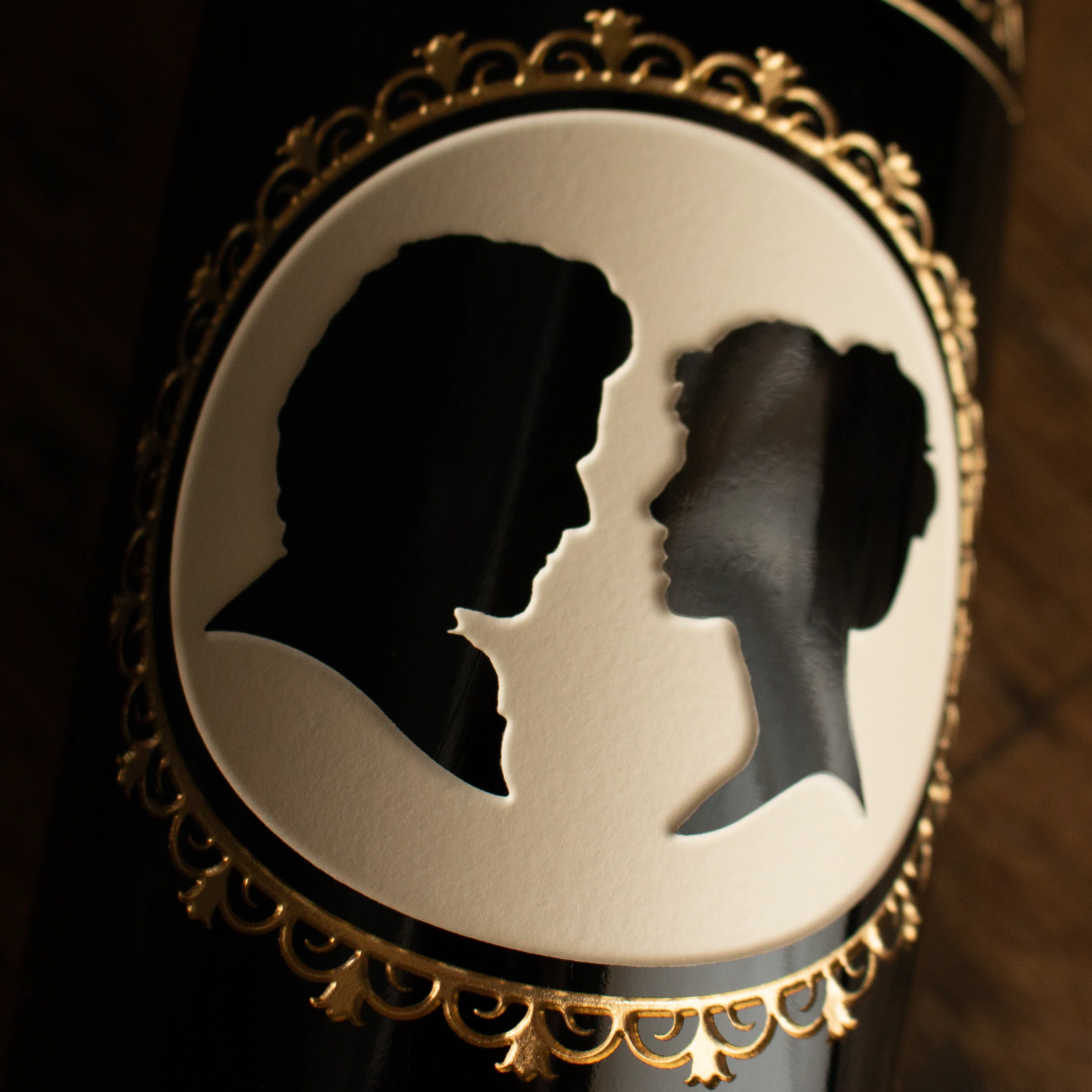 Outlander Jamie and Claire Silhouette Etched Wine Bottle - Image 7